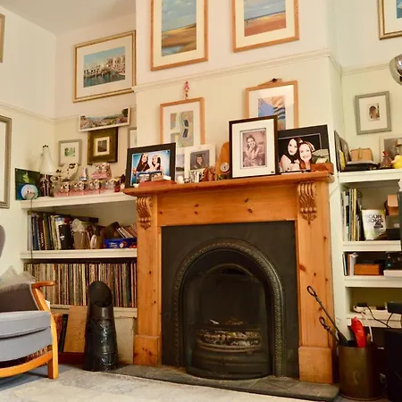 2 Bedroom House In Popular Neighbourhood Bristol