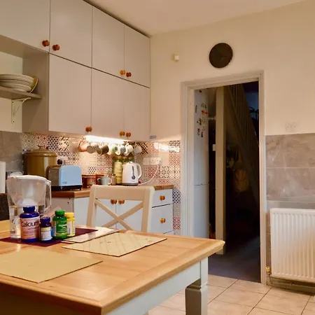 2 Bedroom House In Popular Neighbourhood Lejlighed