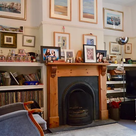 2 Bedroom House In Popular Neighbourhood * Bristol