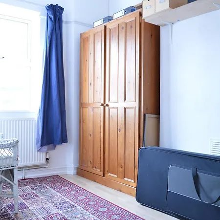2 Bedroom House In Popular Neighbourhood *