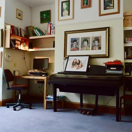 2 Bedroom House In Popular Neighbourhood *
