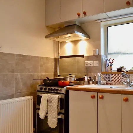 2 Bedroom House In Popular Neighbourhood * Bristol